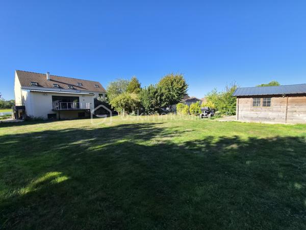 Maison de 272,52 M2 comprenant 11 pièces dont 6 chambres le tout sur 1456 M2 de terrain au calme et proche des écoles.
La maison se compose de la façon suivante.
Au rez-de-jardin ; Deux chambres, une pièce palière pouvant servir de bureau, une chaufferie, une grand garage et une très grande pièce de 45M2 pouvant avoir plusieurs fonction ( salle de sport, studio, profession libérale).

Au premier niveau; l'espace de vie offre un grand salon lumineux donnant sur un balcon, une belle cuisine aménagée et équipée avec la salle à manger de 46,90 M2 pour recevoir de nombreux convives, cette pièces donnent accès à un deuxième balcon, une chambre, une salle d'eau et un WC séparé.

Au dernier niveau nous retrouvons; 3 chambres dont 2 avec mezzanine pour des espaces détente avec leur propre salle d'eau et WC. La dernière chambre est un espace parentale de 38 M2 avec une chambre ,une salle de bain avec baignoire et douche, un dressing, une buanderie et un WC séparé.

Les Atouts; l'agrandissement de la maison 2022 , clim réversible 2025, toutes les fenêtres 2020, les radiateurs 2020, les dépendances...