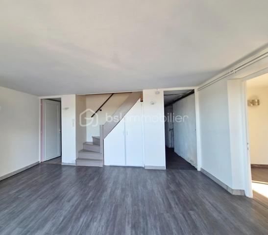 Maison de 272,52 M2 comprenant 11 pièces dont 6 chambres le tout sur 1456 M2 de terrain au calme et proche des écoles.
La maison se compose de la façon suivante.
Au rez-de-jardin ; Deux chambres, une pièce palière pouvant servir de bureau, une chaufferie, une grand garage et une très grande pièce de 45M2 pouvant avoir plusieurs fonction ( salle de sport, studio, profession libérale).

Au premier niveau; l'espace de vie offre un grand salon lumineux donnant sur un balcon, une belle cuisine aménagée et équipée avec la salle à manger de 46,90 M2 pour recevoir de nombreux convives, cette pièces donnent accès à un deuxième balcon, une chambre, une salle d'eau et un WC séparé.

Au dernier niveau nous retrouvons; 3 chambres dont 2 avec mezzanine pour des espaces détente avec leur propre salle d'eau et WC. La dernière chambre est un espace parentale de 38 M2 avec une chambre ,une salle de bain avec baignoire et douche, un dressing, une buanderie et un WC séparé.

Les Atouts; l'agrandissement de la maison 2022 , clim réversible 2025, toutes les fenêtres 2020, les radiateurs 2020, les dépendances...