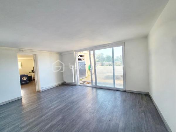 Maison de 272,52 M2 comprenant 11 pièces dont 6 chambres le tout sur 1456 M2 de terrain au calme et proche des écoles.
La maison se compose de la façon suivante.
Au rez-de-jardin ; Deux chambres, une pièce palière pouvant servir de bureau, une chaufferie, une grand garage et une très grande pièce de 45M2 pouvant avoir plusieurs fonction ( salle de sport, studio, profession libérale).

Au premier niveau; l'espace de vie offre un grand salon lumineux donnant sur un balcon, une belle cuisine aménagée et équipée avec la salle à manger de 46,90 M2 pour recevoir de nombreux convives, cette pièces donnent accès à un deuxième balcon, une chambre, une salle d'eau et un WC séparé.

Au dernier niveau nous retrouvons; 3 chambres dont 2 avec mezzanine pour des espaces détente avec leur propre salle d'eau et WC. La dernière chambre est un espace parentale de 38 M2 avec une chambre ,une salle de bain avec baignoire et douche, un dressing, une buanderie et un WC séparé.

Les Atouts; l'agrandissement de la maison 2022 , clim réversible 2025, toutes les fenêtres 2020, les radiateurs 2020, les dépendances...