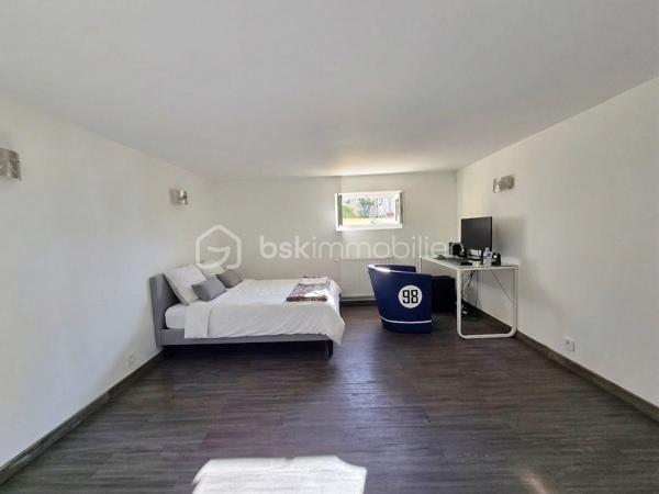 Maison de 272,52 M2 comprenant 11 pièces dont 6 chambres le tout sur 1456 M2 de terrain au calme et proche des écoles.
La maison se compose de la façon suivante.
Au rez-de-jardin ; Deux chambres, une pièce palière pouvant servir de bureau, une chaufferie, une grand garage et une très grande pièce de 45M2 pouvant avoir plusieurs fonction ( salle de sport, studio, profession libérale).

Au premier niveau; l'espace de vie offre un grand salon lumineux donnant sur un balcon, une belle cuisine aménagée et équipée avec la salle à manger de 46,90 M2 pour recevoir de nombreux convives, cette pièces donnent accès à un deuxième balcon, une chambre, une salle d'eau et un WC séparé.

Au dernier niveau nous retrouvons; 3 chambres dont 2 avec mezzanine pour des espaces détente avec leur propre salle d'eau et WC. La dernière chambre est un espace parentale de 38 M2 avec une chambre ,une salle de bain avec baignoire et douche, un dressing, une buanderie et un WC séparé.

Les Atouts; l'agrandissement de la maison 2022 , clim réversible 2025, toutes les fenêtres 2020, les radiateurs 2020, les dépendances...