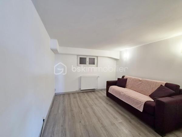 Maison de 272,52 M2 comprenant 11 pièces dont 6 chambres le tout sur 1456 M2 de terrain au calme et proche des écoles.
La maison se compose de la façon suivante.
Au rez-de-jardin ; Deux chambres, une pièce palière pouvant servir de bureau, une chaufferie, une grand garage et une très grande pièce de 45M2 pouvant avoir plusieurs fonction ( salle de sport, studio, profession libérale).

Au premier niveau; l'espace de vie offre un grand salon lumineux donnant sur un balcon, une belle cuisine aménagée et équipée avec la salle à manger de 46,90 M2 pour recevoir de nombreux convives, cette pièces donnent accès à un deuxième balcon, une chambre, une salle d'eau et un WC séparé.

Au dernier niveau nous retrouvons; 3 chambres dont 2 avec mezzanine pour des espaces détente avec leur propre salle d'eau et WC. La dernière chambre est un espace parentale de 38 M2 avec une chambre ,une salle de bain avec baignoire et douche, un dressing, une buanderie et un WC séparé.

Les Atouts; l'agrandissement de la maison 2022 , clim réversible 2025, toutes les fenêtres 2020, les radiateurs 2020, les dépendances...
