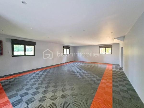 Maison de 272,52 M2 comprenant 11 pièces dont 6 chambres le tout sur 1456 M2 de terrain au calme et proche des écoles.
La maison se compose de la façon suivante.
Au rez-de-jardin ; Deux chambres, une pièce palière pouvant servir de bureau, une chaufferie, une grand garage et une très grande pièce de 45M2 pouvant avoir plusieurs fonction ( salle de sport, studio, profession libérale).

Au premier niveau; l'espace de vie offre un grand salon lumineux donnant sur un balcon, une belle cuisine aménagée et équipée avec la salle à manger de 46,90 M2 pour recevoir de nombreux convives, cette pièces donnent accès à un deuxième balcon, une chambre, une salle d'eau et un WC séparé.

Au dernier niveau nous retrouvons; 3 chambres dont 2 avec mezzanine pour des espaces détente avec leur propre salle d'eau et WC. La dernière chambre est un espace parentale de 38 M2 avec une chambre ,une salle de bain avec baignoire et douche, un dressing, une buanderie et un WC séparé.

Les Atouts; l'agrandissement de la maison 2022 , clim réversible 2025, toutes les fenêtres 2020, les radiateurs 2020, les dépendances...