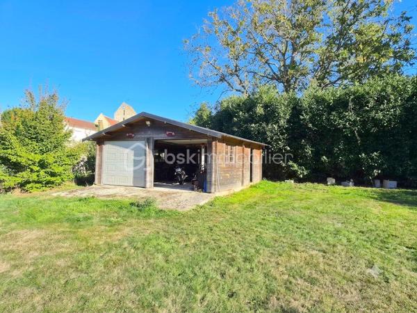 Maison de 272,52 M2 comprenant 11 pièces dont 6 chambres le tout sur 1456 M2 de terrain au calme et proche des écoles.
La maison se compose de la façon suivante.
Au rez-de-jardin ; Deux chambres, une pièce palière pouvant servir de bureau, une chaufferie, une grand garage et une très grande pièce de 45M2 pouvant avoir plusieurs fonction ( salle de sport, studio, profession libérale).

Au premier niveau; l'espace de vie offre un grand salon lumineux donnant sur un balcon, une belle cuisine aménagée et équipée avec la salle à manger de 46,90 M2 pour recevoir de nombreux convives, cette pièces donnent accès à un deuxième balcon, une chambre, une salle d'eau et un WC séparé.

Au dernier niveau nous retrouvons; 3 chambres dont 2 avec mezzanine pour des espaces détente avec leur propre salle d'eau et WC. La dernière chambre est un espace parentale de 38 M2 avec une chambre ,une salle de bain avec baignoire et douche, un dressing, une buanderie et un WC séparé.

Les Atouts; l'agrandissement de la maison 2022 , clim réversible 2025, toutes les fenêtres 2020, les radiateurs 2020, les dépendances...