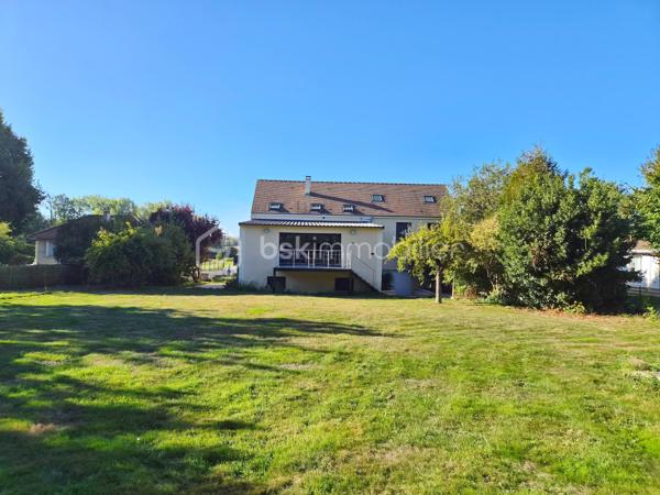 Maison de 272,52 M2 comprenant 11 pièces dont 6 chambres le tout sur 1456 M2 de terrain au calme et proche des écoles.
La maison se compose de la façon suivante.
Au rez-de-jardin ; Deux chambres, une pièce palière pouvant servir de bureau, une chaufferie, une grand garage et une très grande pièce de 45M2 pouvant avoir plusieurs fonction ( salle de sport, studio, profession libérale).

Au premier niveau; l'espace de vie offre un grand salon lumineux donnant sur un balcon, une belle cuisine aménagée et équipée avec la salle à manger de 46,90 M2 pour recevoir de nombreux convives, cette pièces donnent accès à un deuxième balcon, une chambre, une salle d'eau et un WC séparé.

Au dernier niveau nous retrouvons; 3 chambres dont 2 avec mezzanine pour des espaces détente avec leur propre salle d'eau et WC. La dernière chambre est un espace parentale de 38 M2 avec une chambre ,une salle de bain avec baignoire et douche, un dressing, une buanderie et un WC séparé.

Les Atouts; l'agrandissement de la maison 2022 , clim réversible 2025, toutes les fenêtres 2020, les radiateurs 2020, les dépendances...