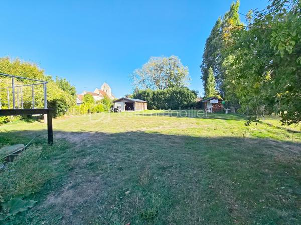 Maison de 272,52 M2 comprenant 11 pièces dont 6 chambres le tout sur 1456 M2 de terrain au calme et proche des écoles.
La maison se compose de la façon suivante.
Au rez-de-jardin ; Deux chambres, une pièce palière pouvant servir de bureau, une chaufferie, une grand garage et une très grande pièce de 45M2 pouvant avoir plusieurs fonction ( salle de sport, studio, profession libérale).

Au premier niveau; l'espace de vie offre un grand salon lumineux donnant sur un balcon, une belle cuisine aménagée et équipée avec la salle à manger de 46,90 M2 pour recevoir de nombreux convives, cette pièces donnent accès à un deuxième balcon, une chambre, une salle d'eau et un WC séparé.

Au dernier niveau nous retrouvons; 3 chambres dont 2 avec mezzanine pour des espaces détente avec leur propre salle d'eau et WC. La dernière chambre est un espace parentale de 38 M2 avec une chambre ,une salle de bain avec baignoire et douche, un dressing, une buanderie et un WC séparé.

Les Atouts; l'agrandissement de la maison 2022 , clim réversible 2025, toutes les fenêtres 2020, les radiateurs 2020, les dépendances...