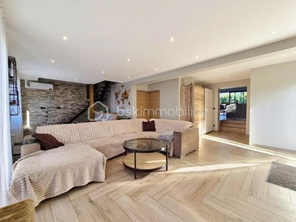 Maison de 272,52 M2 comprenant 11 pièces dont 6 chambres le tout sur 1456 M2 de terrain au calme et proche des écoles.
La maison se compose de la façon suivante.
Au rez-de-jardin ; Deux chambres, une pièce palière pouvant servir de bureau, une chaufferie, une grand garage et une très grande pièce de 45M2 pouvant avoir plusieurs fonction ( salle de sport, studio, profession libérale).

Au premier niveau; l'espace de vie offre un grand salon lumineux donnant sur un balcon, une belle cuisine aménagée et équipée avec la salle à manger de 46,90 M2 pour recevoir de nombreux convives, cette pièces donnent accès à un deuxième balcon, une chambre, une salle d'eau et un WC séparé.

Au dernier niveau nous retrouvons; 3 chambres dont 2 avec mezzanine pour des espaces détente avec leur propre salle d'eau et WC. La dernière chambre est un espace parentale de 38 M2 avec une chambre ,une salle de bain avec baignoire et douche, un dressing, une buanderie et un WC séparé.

Les Atouts; l'agrandissement de la maison 2022 , clim réversible 2025, toutes les fenêtres 2020, les radiateurs 2020, les dépendances...