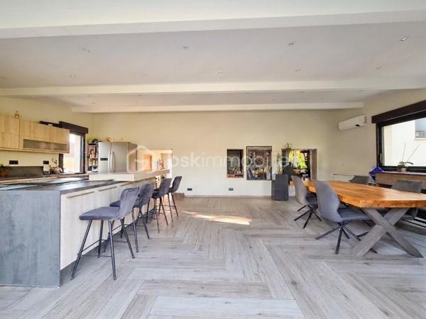 Maison de 272,52 M2 comprenant 11 pièces dont 6 chambres le tout sur 1456 M2 de terrain au calme et proche des écoles.
La maison se compose de la façon suivante.
Au rez-de-jardin ; Deux chambres, une pièce palière pouvant servir de bureau, une chaufferie, une grand garage et une très grande pièce de 45M2 pouvant avoir plusieurs fonction ( salle de sport, studio, profession libérale).

Au premier niveau; l'espace de vie offre un grand salon lumineux donnant sur un balcon, une belle cuisine aménagée et équipée avec la salle à manger de 46,90 M2 pour recevoir de nombreux convives, cette pièces donnent accès à un deuxième balcon, une chambre, une salle d'eau et un WC séparé.

Au dernier niveau nous retrouvons; 3 chambres dont 2 avec mezzanine pour des espaces détente avec leur propre salle d'eau et WC. La dernière chambre est un espace parentale de 38 M2 avec une chambre ,une salle de bain avec baignoire et douche, un dressing, une buanderie et un WC séparé.

Les Atouts; l'agrandissement de la maison 2022 , clim réversible 2025, toutes les fenêtres 2020, les radiateurs 2020, les dépendances...