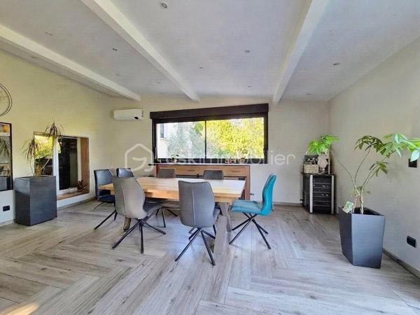 Maison de 272,52 M2 comprenant 11 pièces dont 6 chambres le tout sur 1456 M2 de terrain au calme et proche des écoles.
La maison se compose de la façon suivante.
Au rez-de-jardin ; Deux chambres, une pièce palière pouvant servir de bureau, une chaufferie, une grand garage et une très grande pièce de 45M2 pouvant avoir plusieurs fonction ( salle de sport, studio, profession libérale).

Au premier niveau; l'espace de vie offre un grand salon lumineux donnant sur un balcon, une belle cuisine aménagée et équipée avec la salle à manger de 46,90 M2 pour recevoir de nombreux convives, cette pièces donnent accès à un deuxième balcon, une chambre, une salle d'eau et un WC séparé.

Au dernier niveau nous retrouvons; 3 chambres dont 2 avec mezzanine pour des espaces détente avec leur propre salle d'eau et WC. La dernière chambre est un espace parentale de 38 M2 avec une chambre ,une salle de bain avec baignoire et douche, un dressing, une buanderie et un WC séparé.

Les Atouts; l'agrandissement de la maison 2022 , clim réversible 2025, toutes les fenêtres 2020, les radiateurs 2020, les dépendances...