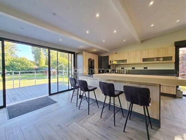 Maison de 272,52 M2 comprenant 11 pièces dont 6 chambres le tout sur 1456 M2 de terrain au calme et proche des écoles.
La maison se compose de la façon suivante.
Au rez-de-jardin ; Deux chambres, une pièce palière pouvant servir de bureau, une chaufferie, une grand garage et une très grande pièce de 45M2 pouvant avoir plusieurs fonction ( salle de sport, studio, profession libérale).

Au premier niveau; l'espace de vie offre un grand salon lumineux donnant sur un balcon, une belle cuisine aménagée et équipée avec la salle à manger de 46,90 M2 pour recevoir de nombreux convives, cette pièces donnent accès à un deuxième balcon, une chambre, une salle d'eau et un WC séparé.

Au dernier niveau nous retrouvons; 3 chambres dont 2 avec mezzanine pour des espaces détente avec leur propre salle d'eau et WC. La dernière chambre est un espace parentale de 38 M2 avec une chambre ,une salle de bain avec baignoire et douche, un dressing, une buanderie et un WC séparé.

Les Atouts; l'agrandissement de la maison 2022 , clim réversible 2025, toutes les fenêtres 2020, les radiateurs 2020, les dépendances...