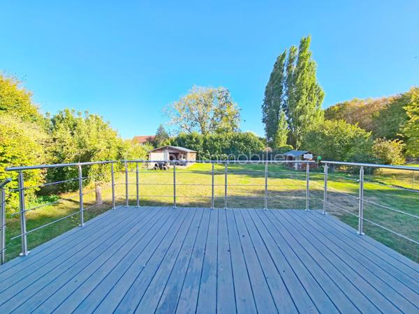 Maison de 272,52 M2 comprenant 11 pièces dont 6 chambres le tout sur 1456 M2 de terrain au calme et proche des écoles.
La maison se compose de la façon suivante.
Au rez-de-jardin ; Deux chambres, une pièce palière pouvant servir de bureau, une chaufferie, une grand garage et une très grande pièce de 45M2 pouvant avoir plusieurs fonction ( salle de sport, studio, profession libérale).

Au premier niveau; l'espace de vie offre un grand salon lumineux donnant sur un balcon, une belle cuisine aménagée et équipée avec la salle à manger de 46,90 M2 pour recevoir de nombreux convives, cette pièces donnent accès à un deuxième balcon, une chambre, une salle d'eau et un WC séparé.

Au dernier niveau nous retrouvons; 3 chambres dont 2 avec mezzanine pour des espaces détente avec leur propre salle d'eau et WC. La dernière chambre est un espace parentale de 38 M2 avec une chambre ,une salle de bain avec baignoire et douche, un dressing, une buanderie et un WC séparé.

Les Atouts; l'agrandissement de la maison 2022 , clim réversible 2025, toutes les fenêtres 2020, les radiateurs 2020, les dépendances...