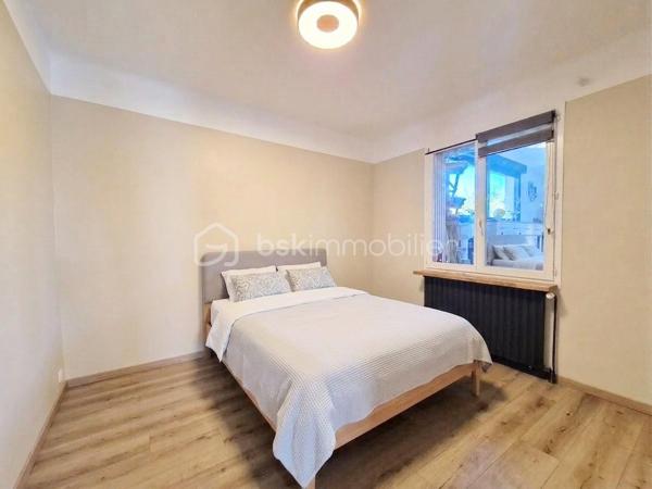 Maison de 272,52 M2 comprenant 11 pièces dont 6 chambres le tout sur 1456 M2 de terrain au calme et proche des écoles.
La maison se compose de la façon suivante.
Au rez-de-jardin ; Deux chambres, une pièce palière pouvant servir de bureau, une chaufferie, une grand garage et une très grande pièce de 45M2 pouvant avoir plusieurs fonction ( salle de sport, studio, profession libérale).

Au premier niveau; l'espace de vie offre un grand salon lumineux donnant sur un balcon, une belle cuisine aménagée et équipée avec la salle à manger de 46,90 M2 pour recevoir de nombreux convives, cette pièces donnent accès à un deuxième balcon, une chambre, une salle d'eau et un WC séparé.

Au dernier niveau nous retrouvons; 3 chambres dont 2 avec mezzanine pour des espaces détente avec leur propre salle d'eau et WC. La dernière chambre est un espace parentale de 38 M2 avec une chambre ,une salle de bain avec baignoire et douche, un dressing, une buanderie et un WC séparé.

Les Atouts; l'agrandissement de la maison 2022 , clim réversible 2025, toutes les fenêtres 2020, les radiateurs 2020, les dépendances...