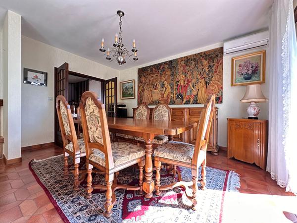 Maison - 6 pièces - 250 m²