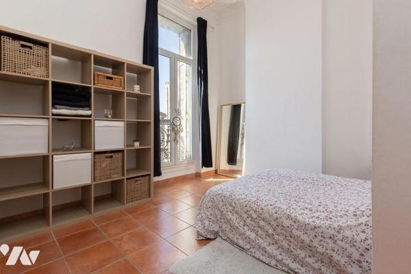 Dans un secteur recherché, à proximité immédiate des Cinq Avenues et du Palais Longchamp, décou...