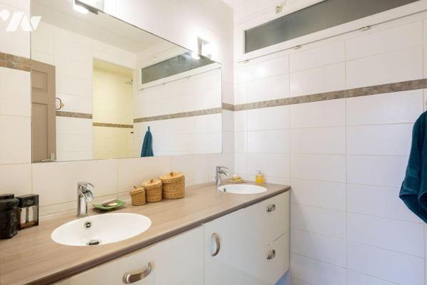 Dans un secteur recherché, à proximité immédiate des Cinq Avenues et du Palais Longchamp, décou...