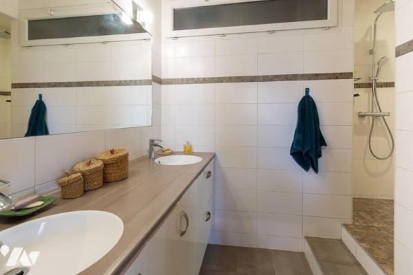 Dans un secteur recherché, à proximité immédiate des Cinq Avenues et du Palais Longchamp, décou...