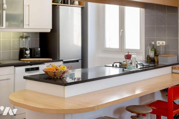 Dans un secteur recherché, à proximité immédiate des Cinq Avenues et du Palais Longchamp, décou...