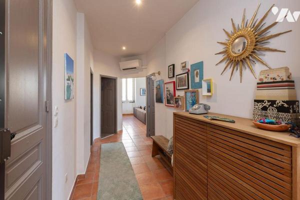 Dans un secteur recherché, à proximité immédiate des Cinq Avenues et du Palais Longchamp, décou...