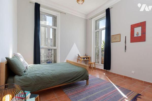 Dans un secteur recherché, à proximité immédiate des Cinq Avenues et du Palais Longchamp, décou...