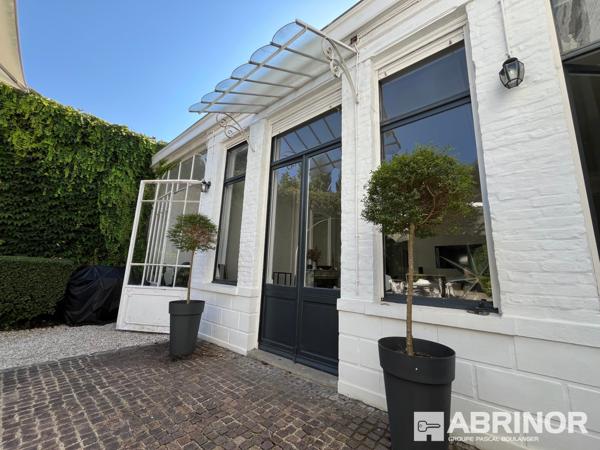 Exceptionnelle demeure de caractère entièrement rénovée par architecte + 4 Logements pour étudiants dans une annexe indépendante ou un espace pour une profession libérale. ROUBAIX