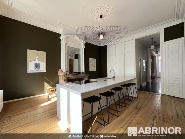 Exceptionnelle demeure de caractère entièrement rénovée par architecte + 4 Logements pour étudiants dans une annexe indépendante ou un espace pour une profession libérale. ROUBAIX
