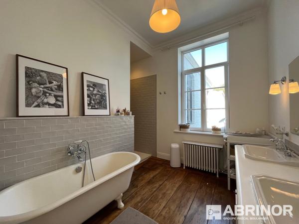 Exceptionnelle demeure de caractère entièrement rénovée par architecte + 4 Logements pour étudiants dans une annexe indépendante ou un espace pour une profession libérale. ROUBAIX