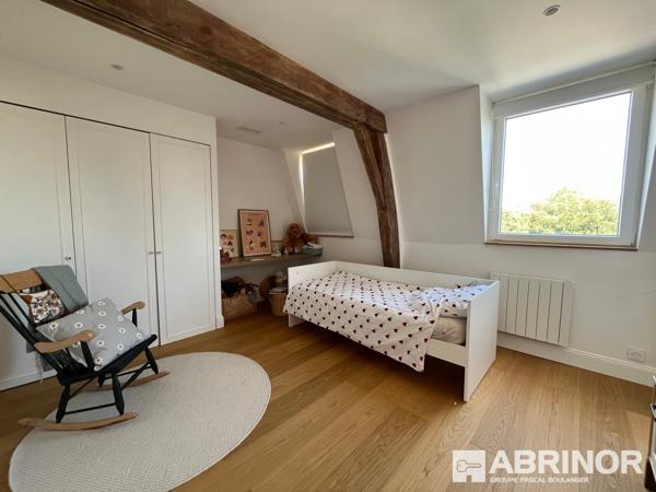 Exceptionnelle demeure de caractère entièrement rénovée par architecte + 4 Logements pour étudiants dans une annexe indépendante ou un espace pour une profession libérale. ROUBAIX