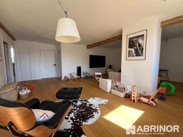 Exceptionnelle demeure de caractère entièrement rénovée par architecte + 4 Logements pour étudiants dans une annexe indépendante ou un espace pour une profession libérale. ROUBAIX