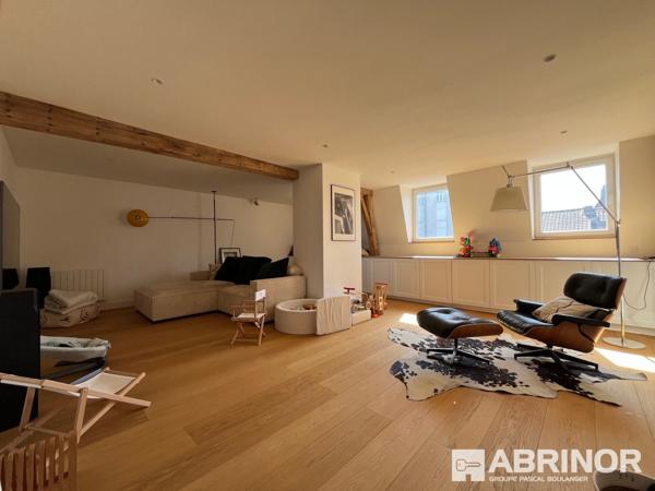 Exceptionnelle demeure de caractère entièrement rénovée par architecte + 4 Logements pour étudiants dans une annexe indépendante ou un espace pour une profession libérale. ROUBAIX