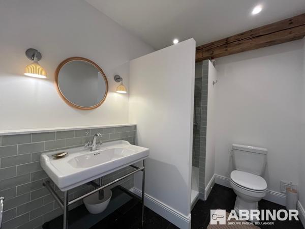 Exceptionnelle demeure de caractère entièrement rénovée par architecte + 4 Logements pour étudiants dans une annexe indépendante ou un espace pour une profession libérale. ROUBAIX