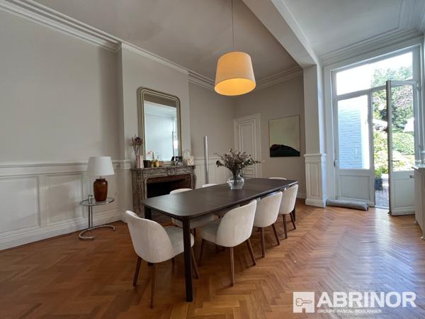 Exceptionnelle demeure de caractère entièrement rénovée par architecte + 4 Logements pour étudiants dans une annexe indépendante ou un espace pour une profession libérale. ROUBAIX