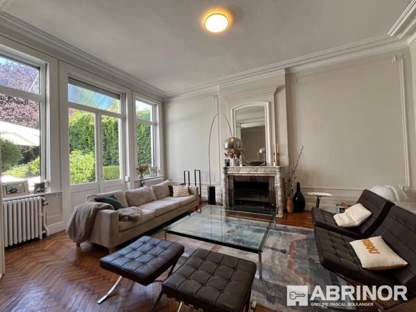 Exceptionnelle demeure de caractère entièrement rénovée par architecte + 4 Logements pour étudiants dans une annexe indépendante ou un espace pour une profession libérale. ROUBAIX