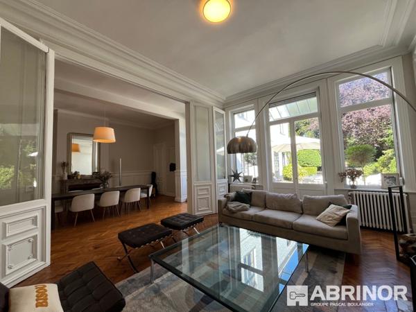 Exceptionnelle demeure de caractère entièrement rénovée par architecte + 4 Logements pour étudiants dans une annexe indépendante ou un espace pour une profession libérale. ROUBAIX