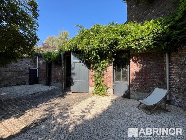 Exceptionnelle demeure de caractère entièrement rénovée par architecte + 4 Logements pour étudiants dans une annexe indépendante ou un espace pour une profession libérale. ROUBAIX