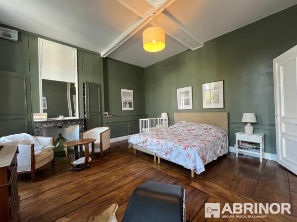 Exceptionnelle demeure de caractère entièrement rénovée par architecte + 4 Logements pour étudiants dans une annexe indépendante ou un espace pour une profession libérale. ROUBAIX
