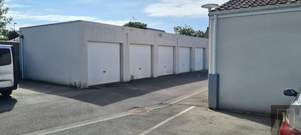 Garage
                                                                                                                                                
                                                                                                                                                
                                                                                                                                                                                                                                                                                                                        15  m²