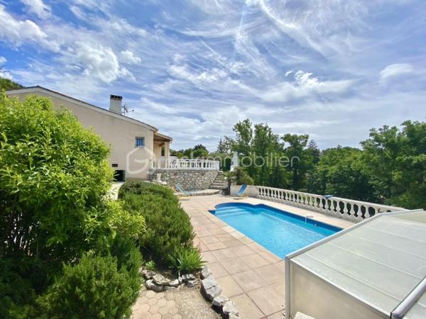 Saint-Vallier-de-Thiey – Élégante villa traditionnelle avec piscine et jardin paysager
À quelques pas du village, dans un environnement résidentiel paisible et recherché, cette charmante villa traditionnelle de 5 pièces développe 122 m² habitables sur un superbe terrain arboré de plus de 2 000 m², bénéficiant d’une exposition plein sud et d’une vue dégagée.
Dès l’entrée, la maison séduit par ses volumes harmonieux et son ambiance chaleureuse. Elle se compose d’un séjour lumineux avec cheminée, idéal pour des moments de convivialité en toute saison, d’un espace bureau, d’une cuisine indépendante, de trois chambres, dont une bénéficiant également d’un accès indépendant, d’une salle de douches avec WC, d’un WC indépendant, ainsi que d’une buanderie. Une agréable véranda d’environ 20 m² vient compléter les espaces de vie et offre un prolongement naturel vers l’extérieur.
À l’extérieur, la propriété dispose d’une grande terrasse plein sud offrant un joli panorama sur le jardin et les collines environnantes. Véritable espace de détente et de réception, elle s’accompagne d’un coin barbecue et d’un accès direct à la piscine et au jardin arboré, invitant à profiter pleinement du cadre verdoyant et du calme absolu. Un abri voitures complète cet ensemble.
Cette propriété allie avec justesse charme, confort et qualité de vie, dans un environnement privilégié à proximité du village. Un bien rare, idéal pour une résidence principale comme pour une maison de villégiature.

Cette annonce référence 334740 vous est présentée par votre agent commercial BSK Immobilier EMMANUEL DELANNOY (EI) immatriculé au RSAC de CANNES (06400) sous le numéro 43791885700032.

Prix du bien : 498 500,00 €
Les honoraires d'agence sont à la charge du vendeur.

A propos de la copropriété :
Pas de procédure en cours.
Nombre de lots : 55
Charges prévisionnelles annuelles : 150,00 €

A propos des performances énergétiques :
Date de réalisation du diagnostic énergétique : 27/11/2023
Score DPE : 228 kWhEP/m²/an
Score GES : 8 kgepCO2/m²/an
Montant estimé des dépenses annuelles d'énergie pour un usage standard : entre 1374.00 € et 1860.00 € par an. Prix moyens des énergies indexés sur l'année 2023 (abonnements compris).

Les informations sur les risques auxquels ce bien est exposé sont disponibles sur le site Géorisques : www.georisques.gouv.fr