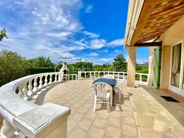 Saint-Vallier-de-Thiey – Élégante villa traditionnelle avec piscine et jardin paysager
À quelques pas du village, dans un environnement résidentiel paisible et recherché, cette charmante villa traditionnelle de 5 pièces développe 122 m² habitables sur un superbe terrain arboré de plus de 2 000 m², bénéficiant d’une exposition plein sud et d’une vue dégagée.
Dès l’entrée, la maison séduit par ses volumes harmonieux et son ambiance chaleureuse. Elle se compose d’un séjour lumineux avec cheminée, idéal pour des moments de convivialité en toute saison, d’un espace bureau, d’une cuisine indépendante, de trois chambres, dont une bénéficiant également d’un accès indépendant, d’une salle de douches avec WC, d’un WC indépendant, ainsi que d’une buanderie. Une agréable véranda d’environ 20 m² vient compléter les espaces de vie et offre un prolongement naturel vers l’extérieur.
À l’extérieur, la propriété dispose d’une grande terrasse plein sud offrant un joli panorama sur le jardin et les collines environnantes. Véritable espace de détente et de réception, elle s’accompagne d’un coin barbecue et d’un accès direct à la piscine et au jardin arboré, invitant à profiter pleinement du cadre verdoyant et du calme absolu. Un abri voitures complète cet ensemble.
Cette propriété allie avec justesse charme, confort et qualité de vie, dans un environnement privilégié à proximité du village. Un bien rare, idéal pour une résidence principale comme pour une maison de villégiature.

Cette annonce référence 334740 vous est présentée par votre agent commercial BSK Immobilier EMMANUEL DELANNOY (EI) immatriculé au RSAC de CANNES (06400) sous le numéro 43791885700032.

Prix du bien : 498 500,00 €
Les honoraires d'agence sont à la charge du vendeur.

A propos de la copropriété :
Pas de procédure en cours.
Nombre de lots : 55
Charges prévisionnelles annuelles : 150,00 €

A propos des performances énergétiques :
Date de réalisation du diagnostic énergétique : 27/11/2023
Score DPE : 228 kWhEP/m²/an
Score GES : 8 kgepCO2/m²/an
Montant estimé des dépenses annuelles d'énergie pour un usage standard : entre 1374.00 € et 1860.00 € par an. Prix moyens des énergies indexés sur l'année 2023 (abonnements compris).

Les informations sur les risques auxquels ce bien est exposé sont disponibles sur le site Géorisques : www.georisques.gouv.fr
