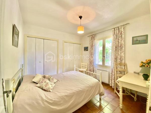 Saint-Vallier-de-Thiey – Élégante villa traditionnelle avec piscine et jardin paysager
À quelques pas du village, dans un environnement résidentiel paisible et recherché, cette charmante villa traditionnelle de 5 pièces développe 122 m² habitables sur un superbe terrain arboré de plus de 2 000 m², bénéficiant d’une exposition plein sud et d’une vue dégagée.
Dès l’entrée, la maison séduit par ses volumes harmonieux et son ambiance chaleureuse. Elle se compose d’un séjour lumineux avec cheminée, idéal pour des moments de convivialité en toute saison, d’un espace bureau, d’une cuisine indépendante, de trois chambres, dont une bénéficiant également d’un accès indépendant, d’une salle de douches avec WC, d’un WC indépendant, ainsi que d’une buanderie. Une agréable véranda d’environ 20 m² vient compléter les espaces de vie et offre un prolongement naturel vers l’extérieur.
À l’extérieur, la propriété dispose d’une grande terrasse plein sud offrant un joli panorama sur le jardin et les collines environnantes. Véritable espace de détente et de réception, elle s’accompagne d’un coin barbecue et d’un accès direct à la piscine et au jardin arboré, invitant à profiter pleinement du cadre verdoyant et du calme absolu. Un abri voitures complète cet ensemble.
Cette propriété allie avec justesse charme, confort et qualité de vie, dans un environnement privilégié à proximité du village. Un bien rare, idéal pour une résidence principale comme pour une maison de villégiature.

Cette annonce référence 334740 vous est présentée par votre agent commercial BSK Immobilier EMMANUEL DELANNOY (EI) immatriculé au RSAC de CANNES (06400) sous le numéro 43791885700032.

Prix du bien : 498 500,00 €
Les honoraires d'agence sont à la charge du vendeur.

A propos de la copropriété :
Pas de procédure en cours.
Nombre de lots : 55
Charges prévisionnelles annuelles : 150,00 €

A propos des performances énergétiques :
Date de réalisation du diagnostic énergétique : 27/11/2023
Score DPE : 228 kWhEP/m²/an
Score GES : 8 kgepCO2/m²/an
Montant estimé des dépenses annuelles d'énergie pour un usage standard : entre 1374.00 € et 1860.00 € par an. Prix moyens des énergies indexés sur l'année 2023 (abonnements compris).

Les informations sur les risques auxquels ce bien est exposé sont disponibles sur le site Géorisques : www.georisques.gouv.fr