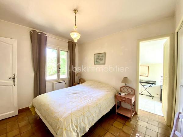Saint-Vallier-de-Thiey – Élégante villa traditionnelle avec piscine et jardin paysager
À quelques pas du village, dans un environnement résidentiel paisible et recherché, cette charmante villa traditionnelle de 5 pièces développe 122 m² habitables sur un superbe terrain arboré de plus de 2 000 m², bénéficiant d’une exposition plein sud et d’une vue dégagée.
Dès l’entrée, la maison séduit par ses volumes harmonieux et son ambiance chaleureuse. Elle se compose d’un séjour lumineux avec cheminée, idéal pour des moments de convivialité en toute saison, d’un espace bureau, d’une cuisine indépendante, de trois chambres, dont une bénéficiant également d’un accès indépendant, d’une salle de douches avec WC, d’un WC indépendant, ainsi que d’une buanderie. Une agréable véranda d’environ 20 m² vient compléter les espaces de vie et offre un prolongement naturel vers l’extérieur.
À l’extérieur, la propriété dispose d’une grande terrasse plein sud offrant un joli panorama sur le jardin et les collines environnantes. Véritable espace de détente et de réception, elle s’accompagne d’un coin barbecue et d’un accès direct à la piscine et au jardin arboré, invitant à profiter pleinement du cadre verdoyant et du calme absolu. Un abri voitures complète cet ensemble.
Cette propriété allie avec justesse charme, confort et qualité de vie, dans un environnement privilégié à proximité du village. Un bien rare, idéal pour une résidence principale comme pour une maison de villégiature.

Cette annonce référence 334740 vous est présentée par votre agent commercial BSK Immobilier EMMANUEL DELANNOY (EI) immatriculé au RSAC de CANNES (06400) sous le numéro 43791885700032.

Prix du bien : 498 500,00 €
Les honoraires d'agence sont à la charge du vendeur.

A propos de la copropriété :
Pas de procédure en cours.
Nombre de lots : 55
Charges prévisionnelles annuelles : 150,00 €

A propos des performances énergétiques :
Date de réalisation du diagnostic énergétique : 27/11/2023
Score DPE : 228 kWhEP/m²/an
Score GES : 8 kgepCO2/m²/an
Montant estimé des dépenses annuelles d'énergie pour un usage standard : entre 1374.00 € et 1860.00 € par an. Prix moyens des énergies indexés sur l'année 2023 (abonnements compris).

Les informations sur les risques auxquels ce bien est exposé sont disponibles sur le site Géorisques : www.georisques.gouv.fr
