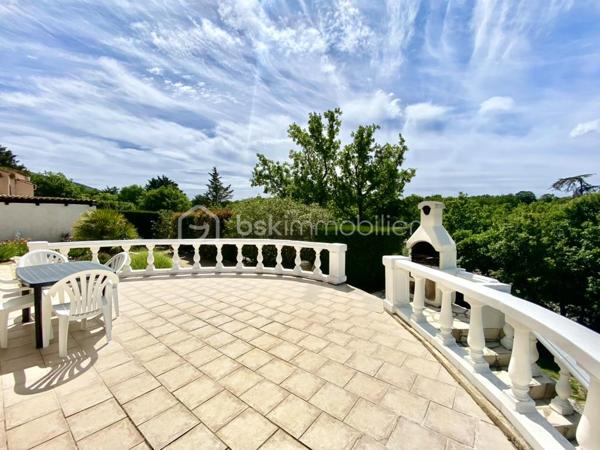 Saint-Vallier-de-Thiey – Élégante villa traditionnelle avec piscine et jardin paysager
À quelques pas du village, dans un environnement résidentiel paisible et recherché, cette charmante villa traditionnelle de 5 pièces développe 122 m² habitables sur un superbe terrain arboré de plus de 2 000 m², bénéficiant d’une exposition plein sud et d’une vue dégagée.
Dès l’entrée, la maison séduit par ses volumes harmonieux et son ambiance chaleureuse. Elle se compose d’un séjour lumineux avec cheminée, idéal pour des moments de convivialité en toute saison, d’un espace bureau, d’une cuisine indépendante, de trois chambres, dont une bénéficiant également d’un accès indépendant, d’une salle de douches avec WC, d’un WC indépendant, ainsi que d’une buanderie. Une agréable véranda d’environ 20 m² vient compléter les espaces de vie et offre un prolongement naturel vers l’extérieur.
À l’extérieur, la propriété dispose d’une grande terrasse plein sud offrant un joli panorama sur le jardin et les collines environnantes. Véritable espace de détente et de réception, elle s’accompagne d’un coin barbecue et d’un accès direct à la piscine et au jardin arboré, invitant à profiter pleinement du cadre verdoyant et du calme absolu. Un abri voitures complète cet ensemble.
Cette propriété allie avec justesse charme, confort et qualité de vie, dans un environnement privilégié à proximité du village. Un bien rare, idéal pour une résidence principale comme pour une maison de villégiature.

Cette annonce référence 334740 vous est présentée par votre agent commercial BSK Immobilier EMMANUEL DELANNOY (EI) immatriculé au RSAC de CANNES (06400) sous le numéro 43791885700032.

Prix du bien : 498 500,00 €
Les honoraires d'agence sont à la charge du vendeur.

A propos de la copropriété :
Pas de procédure en cours.
Nombre de lots : 55
Charges prévisionnelles annuelles : 150,00 €

A propos des performances énergétiques :
Date de réalisation du diagnostic énergétique : 27/11/2023
Score DPE : 228 kWhEP/m²/an
Score GES : 8 kgepCO2/m²/an
Montant estimé des dépenses annuelles d'énergie pour un usage standard : entre 1374.00 € et 1860.00 € par an. Prix moyens des énergies indexés sur l'année 2023 (abonnements compris).

Les informations sur les risques auxquels ce bien est exposé sont disponibles sur le site Géorisques : www.georisques.gouv.fr