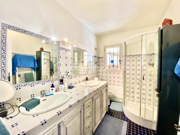 Saint-Vallier-de-Thiey – Élégante villa traditionnelle avec piscine et jardin paysager
À quelques pas du village, dans un environnement résidentiel paisible et recherché, cette charmante villa traditionnelle de 5 pièces développe 122 m² habitables sur un superbe terrain arboré de plus de 2 000 m², bénéficiant d’une exposition plein sud et d’une vue dégagée.
Dès l’entrée, la maison séduit par ses volumes harmonieux et son ambiance chaleureuse. Elle se compose d’un séjour lumineux avec cheminée, idéal pour des moments de convivialité en toute saison, d’un espace bureau, d’une cuisine indépendante, de trois chambres, dont une bénéficiant également d’un accès indépendant, d’une salle de douches avec WC, d’un WC indépendant, ainsi que d’une buanderie. Une agréable véranda d’environ 20 m² vient compléter les espaces de vie et offre un prolongement naturel vers l’extérieur.
À l’extérieur, la propriété dispose d’une grande terrasse plein sud offrant un joli panorama sur le jardin et les collines environnantes. Véritable espace de détente et de réception, elle s’accompagne d’un coin barbecue et d’un accès direct à la piscine et au jardin arboré, invitant à profiter pleinement du cadre verdoyant et du calme absolu. Un abri voitures complète cet ensemble.
Cette propriété allie avec justesse charme, confort et qualité de vie, dans un environnement privilégié à proximité du village. Un bien rare, idéal pour une résidence principale comme pour une maison de villégiature.

Cette annonce référence 334740 vous est présentée par votre agent commercial BSK Immobilier EMMANUEL DELANNOY (EI) immatriculé au RSAC de CANNES (06400) sous le numéro 43791885700032.

Prix du bien : 498 500,00 €
Les honoraires d'agence sont à la charge du vendeur.

A propos de la copropriété :
Pas de procédure en cours.
Nombre de lots : 55
Charges prévisionnelles annuelles : 150,00 €

A propos des performances énergétiques :
Date de réalisation du diagnostic énergétique : 27/11/2023
Score DPE : 228 kWhEP/m²/an
Score GES : 8 kgepCO2/m²/an
Montant estimé des dépenses annuelles d'énergie pour un usage standard : entre 1374.00 € et 1860.00 € par an. Prix moyens des énergies indexés sur l'année 2023 (abonnements compris).

Les informations sur les risques auxquels ce bien est exposé sont disponibles sur le site Géorisques : www.georisques.gouv.fr