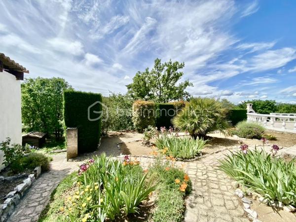 Saint-Vallier-de-Thiey – Élégante villa traditionnelle avec piscine et jardin paysager
À quelques pas du village, dans un environnement résidentiel paisible et recherché, cette charmante villa traditionnelle de 5 pièces développe 122 m² habitables sur un superbe terrain arboré de plus de 2 000 m², bénéficiant d’une exposition plein sud et d’une vue dégagée.
Dès l’entrée, la maison séduit par ses volumes harmonieux et son ambiance chaleureuse. Elle se compose d’un séjour lumineux avec cheminée, idéal pour des moments de convivialité en toute saison, d’un espace bureau, d’une cuisine indépendante, de trois chambres, dont une bénéficiant également d’un accès indépendant, d’une salle de douches avec WC, d’un WC indépendant, ainsi que d’une buanderie. Une agréable véranda d’environ 20 m² vient compléter les espaces de vie et offre un prolongement naturel vers l’extérieur.
À l’extérieur, la propriété dispose d’une grande terrasse plein sud offrant un joli panorama sur le jardin et les collines environnantes. Véritable espace de détente et de réception, elle s’accompagne d’un coin barbecue et d’un accès direct à la piscine et au jardin arboré, invitant à profiter pleinement du cadre verdoyant et du calme absolu. Un abri voitures complète cet ensemble.
Cette propriété allie avec justesse charme, confort et qualité de vie, dans un environnement privilégié à proximité du village. Un bien rare, idéal pour une résidence principale comme pour une maison de villégiature.

Cette annonce référence 334740 vous est présentée par votre agent commercial BSK Immobilier EMMANUEL DELANNOY (EI) immatriculé au RSAC de CANNES (06400) sous le numéro 43791885700032.

Prix du bien : 498 500,00 €
Les honoraires d'agence sont à la charge du vendeur.

A propos de la copropriété :
Pas de procédure en cours.
Nombre de lots : 55
Charges prévisionnelles annuelles : 150,00 €

A propos des performances énergétiques :
Date de réalisation du diagnostic énergétique : 27/11/2023
Score DPE : 228 kWhEP/m²/an
Score GES : 8 kgepCO2/m²/an
Montant estimé des dépenses annuelles d'énergie pour un usage standard : entre 1374.00 € et 1860.00 € par an. Prix moyens des énergies indexés sur l'année 2023 (abonnements compris).

Les informations sur les risques auxquels ce bien est exposé sont disponibles sur le site Géorisques : www.georisques.gouv.fr