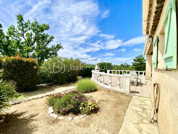 Saint-Vallier-de-Thiey – Élégante villa traditionnelle avec piscine et jardin paysager
À quelques pas du village, dans un environnement résidentiel paisible et recherché, cette charmante villa traditionnelle de 5 pièces développe 122 m² habitables sur un superbe terrain arboré de plus de 2 000 m², bénéficiant d’une exposition plein sud et d’une vue dégagée.
Dès l’entrée, la maison séduit par ses volumes harmonieux et son ambiance chaleureuse. Elle se compose d’un séjour lumineux avec cheminée, idéal pour des moments de convivialité en toute saison, d’un espace bureau, d’une cuisine indépendante, de trois chambres, dont une bénéficiant également d’un accès indépendant, d’une salle de douches avec WC, d’un WC indépendant, ainsi que d’une buanderie. Une agréable véranda d’environ 20 m² vient compléter les espaces de vie et offre un prolongement naturel vers l’extérieur.
À l’extérieur, la propriété dispose d’une grande terrasse plein sud offrant un joli panorama sur le jardin et les collines environnantes. Véritable espace de détente et de réception, elle s’accompagne d’un coin barbecue et d’un accès direct à la piscine et au jardin arboré, invitant à profiter pleinement du cadre verdoyant et du calme absolu. Un abri voitures complète cet ensemble.
Cette propriété allie avec justesse charme, confort et qualité de vie, dans un environnement privilégié à proximité du village. Un bien rare, idéal pour une résidence principale comme pour une maison de villégiature.

Cette annonce référence 334740 vous est présentée par votre agent commercial BSK Immobilier EMMANUEL DELANNOY (EI) immatriculé au RSAC de CANNES (06400) sous le numéro 43791885700032.

Prix du bien : 498 500,00 €
Les honoraires d'agence sont à la charge du vendeur.

A propos de la copropriété :
Pas de procédure en cours.
Nombre de lots : 55
Charges prévisionnelles annuelles : 150,00 €

A propos des performances énergétiques :
Date de réalisation du diagnostic énergétique : 27/11/2023
Score DPE : 228 kWhEP/m²/an
Score GES : 8 kgepCO2/m²/an
Montant estimé des dépenses annuelles d'énergie pour un usage standard : entre 1374.00 € et 1860.00 € par an. Prix moyens des énergies indexés sur l'année 2023 (abonnements compris).

Les informations sur les risques auxquels ce bien est exposé sont disponibles sur le site Géorisques : www.georisques.gouv.fr