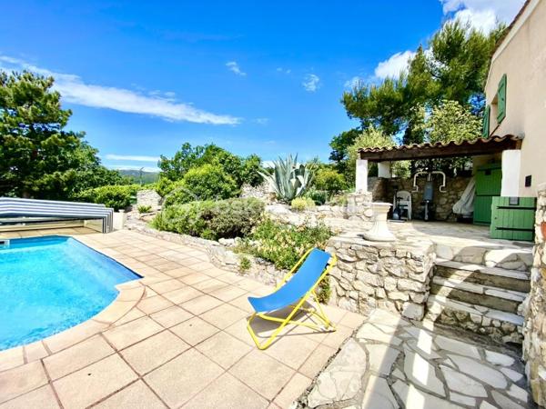 Saint-Vallier-de-Thiey – Élégante villa traditionnelle avec piscine et jardin paysager
À quelques pas du village, dans un environnement résidentiel paisible et recherché, cette charmante villa traditionnelle de 5 pièces développe 122 m² habitables sur un superbe terrain arboré de plus de 2 000 m², bénéficiant d’une exposition plein sud et d’une vue dégagée.
Dès l’entrée, la maison séduit par ses volumes harmonieux et son ambiance chaleureuse. Elle se compose d’un séjour lumineux avec cheminée, idéal pour des moments de convivialité en toute saison, d’un espace bureau, d’une cuisine indépendante, de trois chambres, dont une bénéficiant également d’un accès indépendant, d’une salle de douches avec WC, d’un WC indépendant, ainsi que d’une buanderie. Une agréable véranda d’environ 20 m² vient compléter les espaces de vie et offre un prolongement naturel vers l’extérieur.
À l’extérieur, la propriété dispose d’une grande terrasse plein sud offrant un joli panorama sur le jardin et les collines environnantes. Véritable espace de détente et de réception, elle s’accompagne d’un coin barbecue et d’un accès direct à la piscine et au jardin arboré, invitant à profiter pleinement du cadre verdoyant et du calme absolu. Un abri voitures complète cet ensemble.
Cette propriété allie avec justesse charme, confort et qualité de vie, dans un environnement privilégié à proximité du village. Un bien rare, idéal pour une résidence principale comme pour une maison de villégiature.

Cette annonce référence 334740 vous est présentée par votre agent commercial BSK Immobilier EMMANUEL DELANNOY (EI) immatriculé au RSAC de CANNES (06400) sous le numéro 43791885700032.

Prix du bien : 498 500,00 €
Les honoraires d'agence sont à la charge du vendeur.

A propos de la copropriété :
Pas de procédure en cours.
Nombre de lots : 55
Charges prévisionnelles annuelles : 150,00 €

A propos des performances énergétiques :
Date de réalisation du diagnostic énergétique : 27/11/2023
Score DPE : 228 kWhEP/m²/an
Score GES : 8 kgepCO2/m²/an
Montant estimé des dépenses annuelles d'énergie pour un usage standard : entre 1374.00 € et 1860.00 € par an. Prix moyens des énergies indexés sur l'année 2023 (abonnements compris).

Les informations sur les risques auxquels ce bien est exposé sont disponibles sur le site Géorisques : www.georisques.gouv.fr