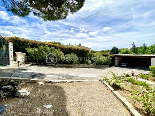 Saint-Vallier-de-Thiey – Élégante villa traditionnelle avec piscine et jardin paysager
À quelques pas du village, dans un environnement résidentiel paisible et recherché, cette charmante villa traditionnelle de 5 pièces développe 122 m² habitables sur un superbe terrain arboré de plus de 2 000 m², bénéficiant d’une exposition plein sud et d’une vue dégagée.
Dès l’entrée, la maison séduit par ses volumes harmonieux et son ambiance chaleureuse. Elle se compose d’un séjour lumineux avec cheminée, idéal pour des moments de convivialité en toute saison, d’un espace bureau, d’une cuisine indépendante, de trois chambres, dont une bénéficiant également d’un accès indépendant, d’une salle de douches avec WC, d’un WC indépendant, ainsi que d’une buanderie. Une agréable véranda d’environ 20 m² vient compléter les espaces de vie et offre un prolongement naturel vers l’extérieur.
À l’extérieur, la propriété dispose d’une grande terrasse plein sud offrant un joli panorama sur le jardin et les collines environnantes. Véritable espace de détente et de réception, elle s’accompagne d’un coin barbecue et d’un accès direct à la piscine et au jardin arboré, invitant à profiter pleinement du cadre verdoyant et du calme absolu. Un abri voitures complète cet ensemble.
Cette propriété allie avec justesse charme, confort et qualité de vie, dans un environnement privilégié à proximité du village. Un bien rare, idéal pour une résidence principale comme pour une maison de villégiature.

Cette annonce référence 334740 vous est présentée par votre agent commercial BSK Immobilier EMMANUEL DELANNOY (EI) immatriculé au RSAC de CANNES (06400) sous le numéro 43791885700032.

Prix du bien : 498 500,00 €
Les honoraires d'agence sont à la charge du vendeur.

A propos de la copropriété :
Pas de procédure en cours.
Nombre de lots : 55
Charges prévisionnelles annuelles : 150,00 €

A propos des performances énergétiques :
Date de réalisation du diagnostic énergétique : 27/11/2023
Score DPE : 228 kWhEP/m²/an
Score GES : 8 kgepCO2/m²/an
Montant estimé des dépenses annuelles d'énergie pour un usage standard : entre 1374.00 € et 1860.00 € par an. Prix moyens des énergies indexés sur l'année 2023 (abonnements compris).

Les informations sur les risques auxquels ce bien est exposé sont disponibles sur le site Géorisques : www.georisques.gouv.fr