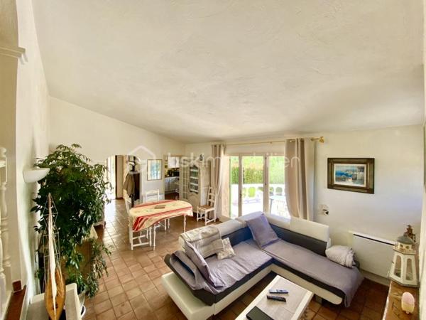 Saint-Vallier-de-Thiey – Élégante villa traditionnelle avec piscine et jardin paysager
À quelques pas du village, dans un environnement résidentiel paisible et recherché, cette charmante villa traditionnelle de 5 pièces développe 122 m² habitables sur un superbe terrain arboré de plus de 2 000 m², bénéficiant d’une exposition plein sud et d’une vue dégagée.
Dès l’entrée, la maison séduit par ses volumes harmonieux et son ambiance chaleureuse. Elle se compose d’un séjour lumineux avec cheminée, idéal pour des moments de convivialité en toute saison, d’un espace bureau, d’une cuisine indépendante, de trois chambres, dont une bénéficiant également d’un accès indépendant, d’une salle de douches avec WC, d’un WC indépendant, ainsi que d’une buanderie. Une agréable véranda d’environ 20 m² vient compléter les espaces de vie et offre un prolongement naturel vers l’extérieur.
À l’extérieur, la propriété dispose d’une grande terrasse plein sud offrant un joli panorama sur le jardin et les collines environnantes. Véritable espace de détente et de réception, elle s’accompagne d’un coin barbecue et d’un accès direct à la piscine et au jardin arboré, invitant à profiter pleinement du cadre verdoyant et du calme absolu. Un abri voitures complète cet ensemble.
Cette propriété allie avec justesse charme, confort et qualité de vie, dans un environnement privilégié à proximité du village. Un bien rare, idéal pour une résidence principale comme pour une maison de villégiature.

Cette annonce référence 334740 vous est présentée par votre agent commercial BSK Immobilier EMMANUEL DELANNOY (EI) immatriculé au RSAC de CANNES (06400) sous le numéro 43791885700032.

Prix du bien : 498 500,00 €
Les honoraires d'agence sont à la charge du vendeur.

A propos de la copropriété :
Pas de procédure en cours.
Nombre de lots : 55
Charges prévisionnelles annuelles : 150,00 €

A propos des performances énergétiques :
Date de réalisation du diagnostic énergétique : 27/11/2023
Score DPE : 228 kWhEP/m²/an
Score GES : 8 kgepCO2/m²/an
Montant estimé des dépenses annuelles d'énergie pour un usage standard : entre 1374.00 € et 1860.00 € par an. Prix moyens des énergies indexés sur l'année 2023 (abonnements compris).

Les informations sur les risques auxquels ce bien est exposé sont disponibles sur le site Géorisques : www.georisques.gouv.fr