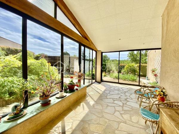 Saint-Vallier-de-Thiey – Élégante villa traditionnelle avec piscine et jardin paysager
À quelques pas du village, dans un environnement résidentiel paisible et recherché, cette charmante villa traditionnelle de 5 pièces développe 122 m² habitables sur un superbe terrain arboré de plus de 2 000 m², bénéficiant d’une exposition plein sud et d’une vue dégagée.
Dès l’entrée, la maison séduit par ses volumes harmonieux et son ambiance chaleureuse. Elle se compose d’un séjour lumineux avec cheminée, idéal pour des moments de convivialité en toute saison, d’un espace bureau, d’une cuisine indépendante, de trois chambres, dont une bénéficiant également d’un accès indépendant, d’une salle de douches avec WC, d’un WC indépendant, ainsi que d’une buanderie. Une agréable véranda d’environ 20 m² vient compléter les espaces de vie et offre un prolongement naturel vers l’extérieur.
À l’extérieur, la propriété dispose d’une grande terrasse plein sud offrant un joli panorama sur le jardin et les collines environnantes. Véritable espace de détente et de réception, elle s’accompagne d’un coin barbecue et d’un accès direct à la piscine et au jardin arboré, invitant à profiter pleinement du cadre verdoyant et du calme absolu. Un abri voitures complète cet ensemble.
Cette propriété allie avec justesse charme, confort et qualité de vie, dans un environnement privilégié à proximité du village. Un bien rare, idéal pour une résidence principale comme pour une maison de villégiature.

Cette annonce référence 334740 vous est présentée par votre agent commercial BSK Immobilier EMMANUEL DELANNOY (EI) immatriculé au RSAC de CANNES (06400) sous le numéro 43791885700032.

Prix du bien : 498 500,00 €
Les honoraires d'agence sont à la charge du vendeur.

A propos de la copropriété :
Pas de procédure en cours.
Nombre de lots : 55
Charges prévisionnelles annuelles : 150,00 €

A propos des performances énergétiques :
Date de réalisation du diagnostic énergétique : 27/11/2023
Score DPE : 228 kWhEP/m²/an
Score GES : 8 kgepCO2/m²/an
Montant estimé des dépenses annuelles d'énergie pour un usage standard : entre 1374.00 € et 1860.00 € par an. Prix moyens des énergies indexés sur l'année 2023 (abonnements compris).

Les informations sur les risques auxquels ce bien est exposé sont disponibles sur le site Géorisques : www.georisques.gouv.fr