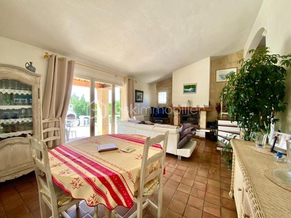 Saint-Vallier-de-Thiey – Élégante villa traditionnelle avec piscine et jardin paysager
À quelques pas du village, dans un environnement résidentiel paisible et recherché, cette charmante villa traditionnelle de 5 pièces développe 122 m² habitables sur un superbe terrain arboré de plus de 2 000 m², bénéficiant d’une exposition plein sud et d’une vue dégagée.
Dès l’entrée, la maison séduit par ses volumes harmonieux et son ambiance chaleureuse. Elle se compose d’un séjour lumineux avec cheminée, idéal pour des moments de convivialité en toute saison, d’un espace bureau, d’une cuisine indépendante, de trois chambres, dont une bénéficiant également d’un accès indépendant, d’une salle de douches avec WC, d’un WC indépendant, ainsi que d’une buanderie. Une agréable véranda d’environ 20 m² vient compléter les espaces de vie et offre un prolongement naturel vers l’extérieur.
À l’extérieur, la propriété dispose d’une grande terrasse plein sud offrant un joli panorama sur le jardin et les collines environnantes. Véritable espace de détente et de réception, elle s’accompagne d’un coin barbecue et d’un accès direct à la piscine et au jardin arboré, invitant à profiter pleinement du cadre verdoyant et du calme absolu. Un abri voitures complète cet ensemble.
Cette propriété allie avec justesse charme, confort et qualité de vie, dans un environnement privilégié à proximité du village. Un bien rare, idéal pour une résidence principale comme pour une maison de villégiature.

Cette annonce référence 334740 vous est présentée par votre agent commercial BSK Immobilier EMMANUEL DELANNOY (EI) immatriculé au RSAC de CANNES (06400) sous le numéro 43791885700032.

Prix du bien : 498 500,00 €
Les honoraires d'agence sont à la charge du vendeur.

A propos de la copropriété :
Pas de procédure en cours.
Nombre de lots : 55
Charges prévisionnelles annuelles : 150,00 €

A propos des performances énergétiques :
Date de réalisation du diagnostic énergétique : 27/11/2023
Score DPE : 228 kWhEP/m²/an
Score GES : 8 kgepCO2/m²/an
Montant estimé des dépenses annuelles d'énergie pour un usage standard : entre 1374.00 € et 1860.00 € par an. Prix moyens des énergies indexés sur l'année 2023 (abonnements compris).

Les informations sur les risques auxquels ce bien est exposé sont disponibles sur le site Géorisques : www.georisques.gouv.fr