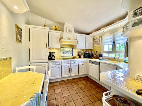 Saint-Vallier-de-Thiey – Élégante villa traditionnelle avec piscine et jardin paysager
À quelques pas du village, dans un environnement résidentiel paisible et recherché, cette charmante villa traditionnelle de 5 pièces développe 122 m² habitables sur un superbe terrain arboré de plus de 2 000 m², bénéficiant d’une exposition plein sud et d’une vue dégagée.
Dès l’entrée, la maison séduit par ses volumes harmonieux et son ambiance chaleureuse. Elle se compose d’un séjour lumineux avec cheminée, idéal pour des moments de convivialité en toute saison, d’un espace bureau, d’une cuisine indépendante, de trois chambres, dont une bénéficiant également d’un accès indépendant, d’une salle de douches avec WC, d’un WC indépendant, ainsi que d’une buanderie. Une agréable véranda d’environ 20 m² vient compléter les espaces de vie et offre un prolongement naturel vers l’extérieur.
À l’extérieur, la propriété dispose d’une grande terrasse plein sud offrant un joli panorama sur le jardin et les collines environnantes. Véritable espace de détente et de réception, elle s’accompagne d’un coin barbecue et d’un accès direct à la piscine et au jardin arboré, invitant à profiter pleinement du cadre verdoyant et du calme absolu. Un abri voitures complète cet ensemble.
Cette propriété allie avec justesse charme, confort et qualité de vie, dans un environnement privilégié à proximité du village. Un bien rare, idéal pour une résidence principale comme pour une maison de villégiature.

Cette annonce référence 334740 vous est présentée par votre agent commercial BSK Immobilier EMMANUEL DELANNOY (EI) immatriculé au RSAC de CANNES (06400) sous le numéro 43791885700032.

Prix du bien : 498 500,00 €
Les honoraires d'agence sont à la charge du vendeur.

A propos de la copropriété :
Pas de procédure en cours.
Nombre de lots : 55
Charges prévisionnelles annuelles : 150,00 €

A propos des performances énergétiques :
Date de réalisation du diagnostic énergétique : 27/11/2023
Score DPE : 228 kWhEP/m²/an
Score GES : 8 kgepCO2/m²/an
Montant estimé des dépenses annuelles d'énergie pour un usage standard : entre 1374.00 € et 1860.00 € par an. Prix moyens des énergies indexés sur l'année 2023 (abonnements compris).

Les informations sur les risques auxquels ce bien est exposé sont disponibles sur le site Géorisques : www.georisques.gouv.fr
