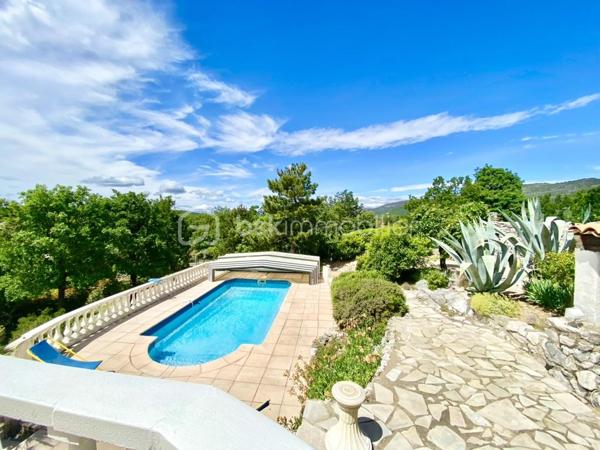 Saint-Vallier-de-Thiey – Élégante villa traditionnelle avec piscine et jardin paysager
À quelques pas du village, dans un environnement résidentiel paisible et recherché, cette charmante villa traditionnelle de 5 pièces développe 122 m² habitables sur un superbe terrain arboré de plus de 2 000 m², bénéficiant d’une exposition plein sud et d’une vue dégagée.
Dès l’entrée, la maison séduit par ses volumes harmonieux et son ambiance chaleureuse. Elle se compose d’un séjour lumineux avec cheminée, idéal pour des moments de convivialité en toute saison, d’un espace bureau, d’une cuisine indépendante, de trois chambres, dont une bénéficiant également d’un accès indépendant, d’une salle de douches avec WC, d’un WC indépendant, ainsi que d’une buanderie. Une agréable véranda d’environ 20 m² vient compléter les espaces de vie et offre un prolongement naturel vers l’extérieur.
À l’extérieur, la propriété dispose d’une grande terrasse plein sud offrant un joli panorama sur le jardin et les collines environnantes. Véritable espace de détente et de réception, elle s’accompagne d’un coin barbecue et d’un accès direct à la piscine et au jardin arboré, invitant à profiter pleinement du cadre verdoyant et du calme absolu. Un abri voitures complète cet ensemble.
Cette propriété allie avec justesse charme, confort et qualité de vie, dans un environnement privilégié à proximité du village. Un bien rare, idéal pour une résidence principale comme pour une maison de villégiature.

Cette annonce référence 334740 vous est présentée par votre agent commercial BSK Immobilier EMMANUEL DELANNOY (EI) immatriculé au RSAC de CANNES (06400) sous le numéro 43791885700032.

Prix du bien : 498 500,00 €
Les honoraires d'agence sont à la charge du vendeur.

A propos de la copropriété :
Pas de procédure en cours.
Nombre de lots : 55
Charges prévisionnelles annuelles : 150,00 €

A propos des performances énergétiques :
Date de réalisation du diagnostic énergétique : 27/11/2023
Score DPE : 228 kWhEP/m²/an
Score GES : 8 kgepCO2/m²/an
Montant estimé des dépenses annuelles d'énergie pour un usage standard : entre 1374.00 € et 1860.00 € par an. Prix moyens des énergies indexés sur l'année 2023 (abonnements compris).

Les informations sur les risques auxquels ce bien est exposé sont disponibles sur le site Géorisques : www.georisques.gouv.fr